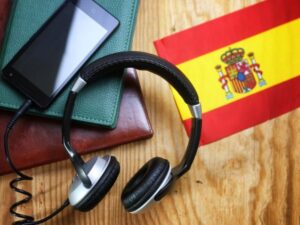 flaga języka hiszpańskiego na biurku
